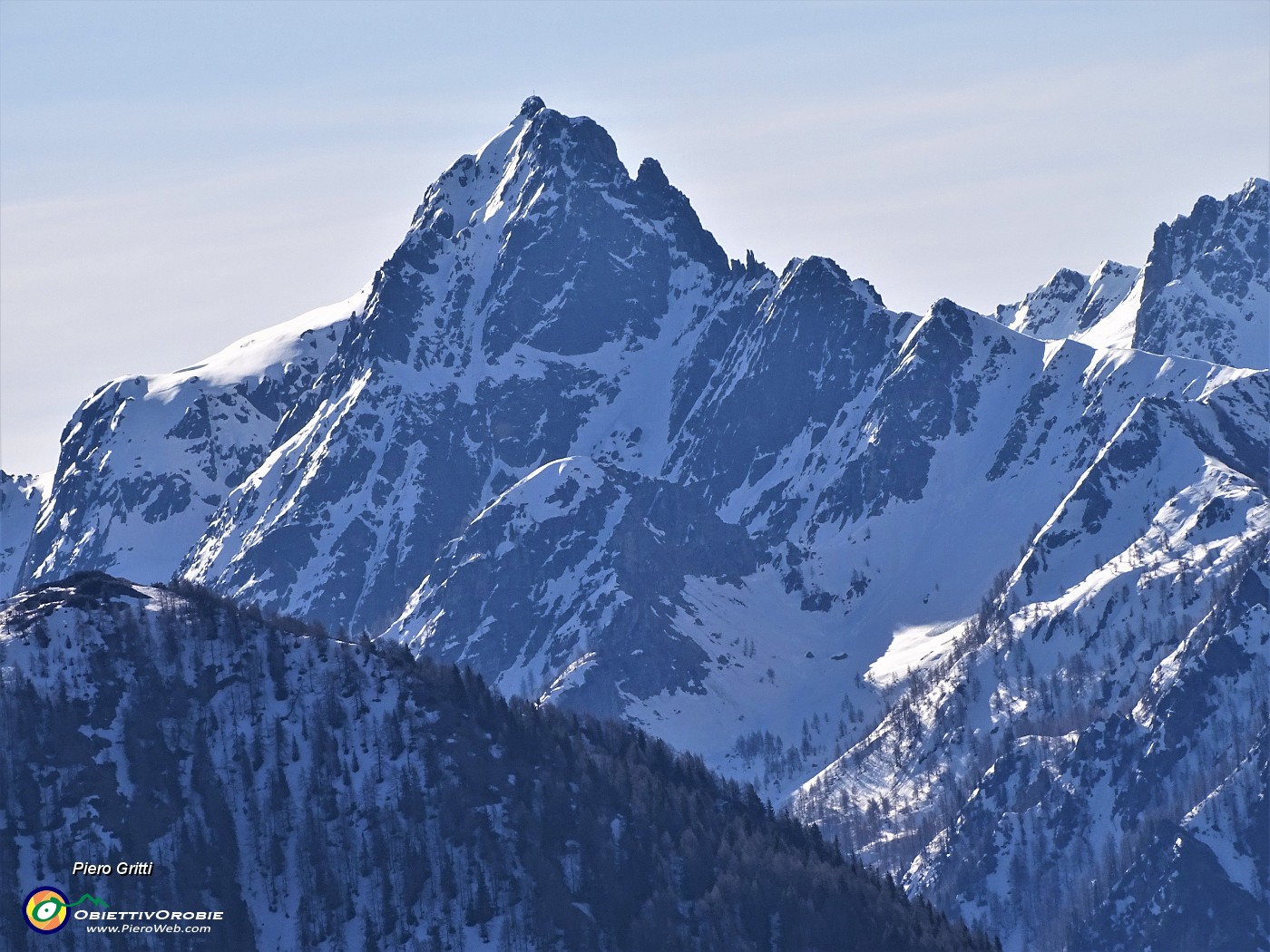 12 Maxi zoom al Pizzo del Becco (2507 m) ancora in look invernale .JPG